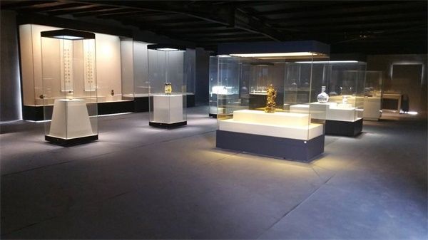 你知道博物館展柜是怎么更換文物展品的么？