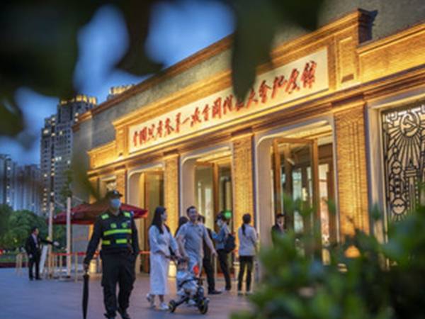 為總理外衣提供文物保護的展柜,聯康展柜廠家備案榮幸。