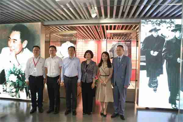 為總理外衣提供文物保護的展柜,聯康展柜廠家備案榮幸。