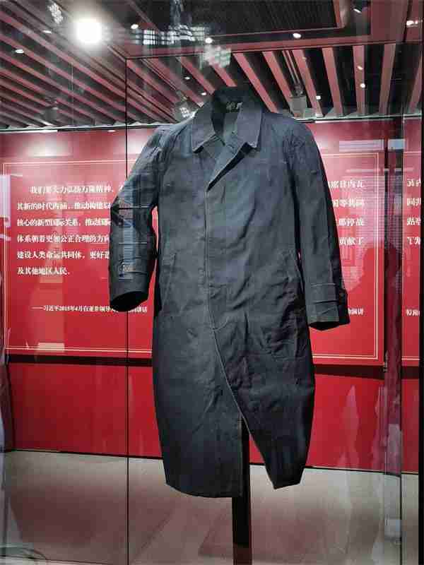 為總理外衣提供文物保護的展柜,聯康展柜廠家備案榮幸。