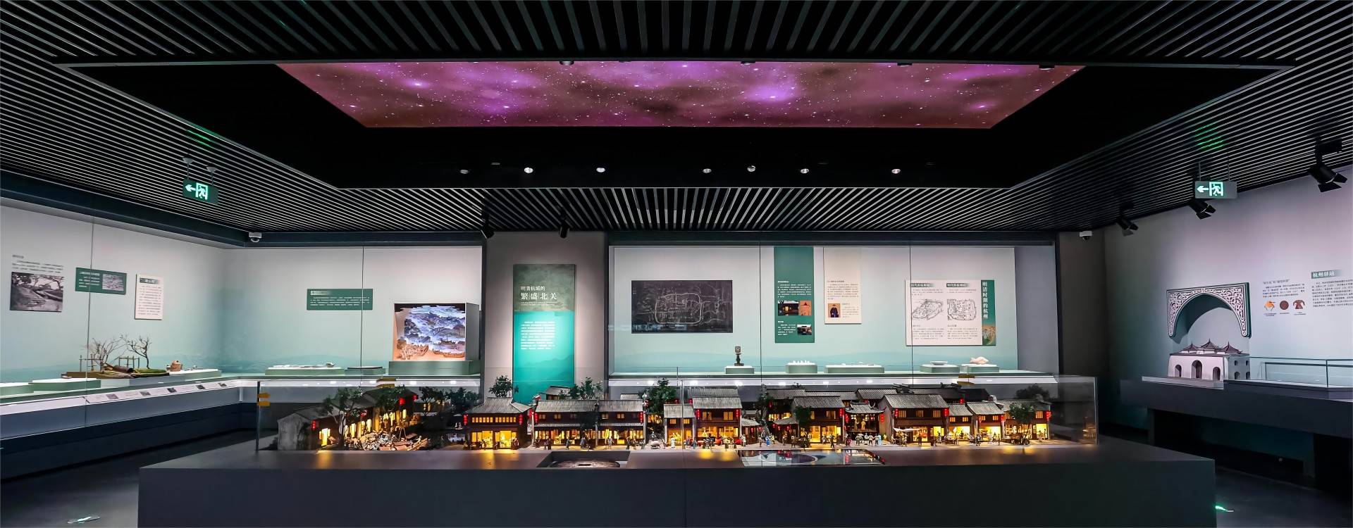 文物展柜是自己設計還是展柜廠家設計哪個更合適?