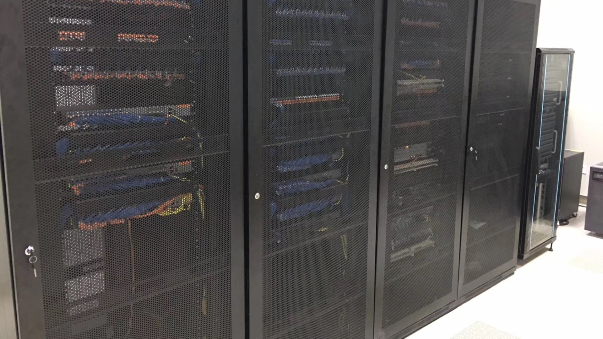 機(jī)柜廠(chǎng)家?guī)私饩W(wǎng)絡(luò)機(jī)柜的布線(xiàn)方式