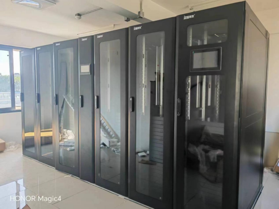 精致為廣深高速大觀(guān)路機(jī)房搬遷改造工程提供單排一體化配電柜