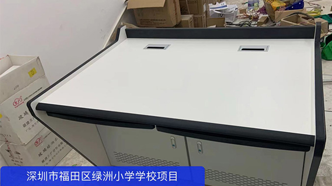 綠洲小學(xué)引入精致高品質(zhì)監(jiān)控操作臺(tái)