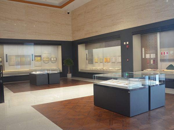 優(yōu)秀博物館展柜圖片 博物館桌面展柜