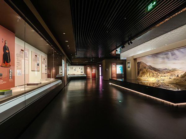 博物館展柜圖片 獨(dú)立文物展柜圖片